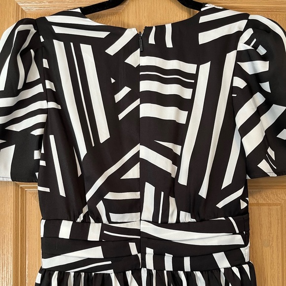 Karl Lagerfeld Black & White Geo Print Short Sleeve Surplice Mini Dress NWT Sz 2 - Picture 12 of 15